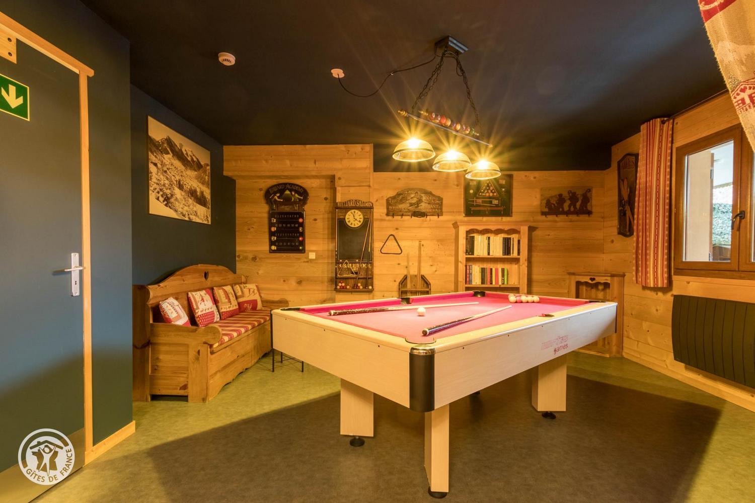 Salle billard du chalet à Châtel