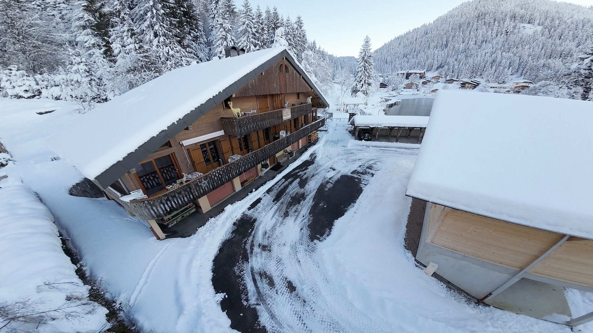 Vue extérieure du chalet plein sud à Châtel